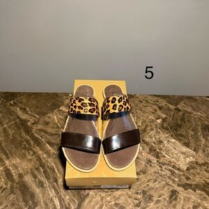 UGG Australia Amalia Leopard Print Sandals. Brand New and In Original Packaging.